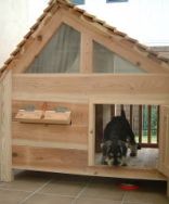1軒の犬小屋にふたつの生活スペースがある贅沢空間の犬小屋です。清... 1軒に2部屋の犬小屋